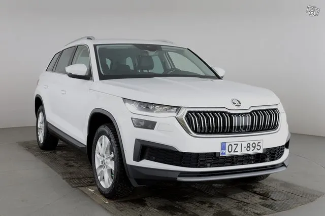 Skoda Kodiaq 1.5 TSI ACT Style DSG Autom. *7-paikkainen / Lisälämmitin / Vetokoukku / Navigointi / Sähköpenkit muistilla / Sähkötoiminen takaluukku* - Autohuumakorko 1,99%+kulut - Image 6